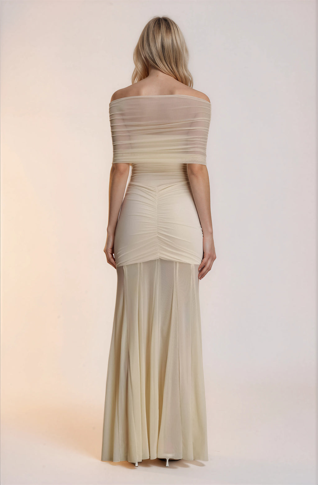 Elfenbeinfarbenes schulterfreies Maxikleid mit Mesh – Elegantes Abendkleid lang Damen – Cremefarbenes Partykleid figurbetonend