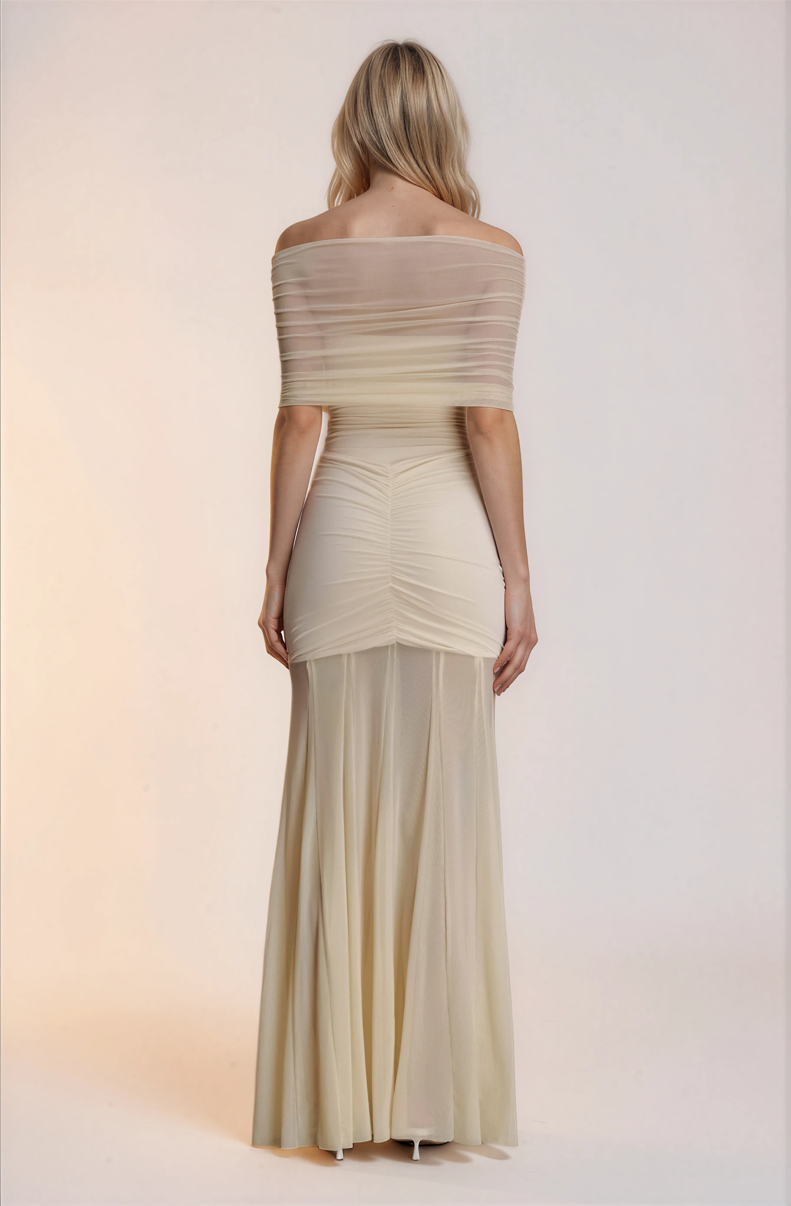 Elfenbeinfarbenes schulterfreies Maxikleid mit Mesh – Elegantes Abendkleid lang Damen – Cremefarbenes Partykleid figurbetonend