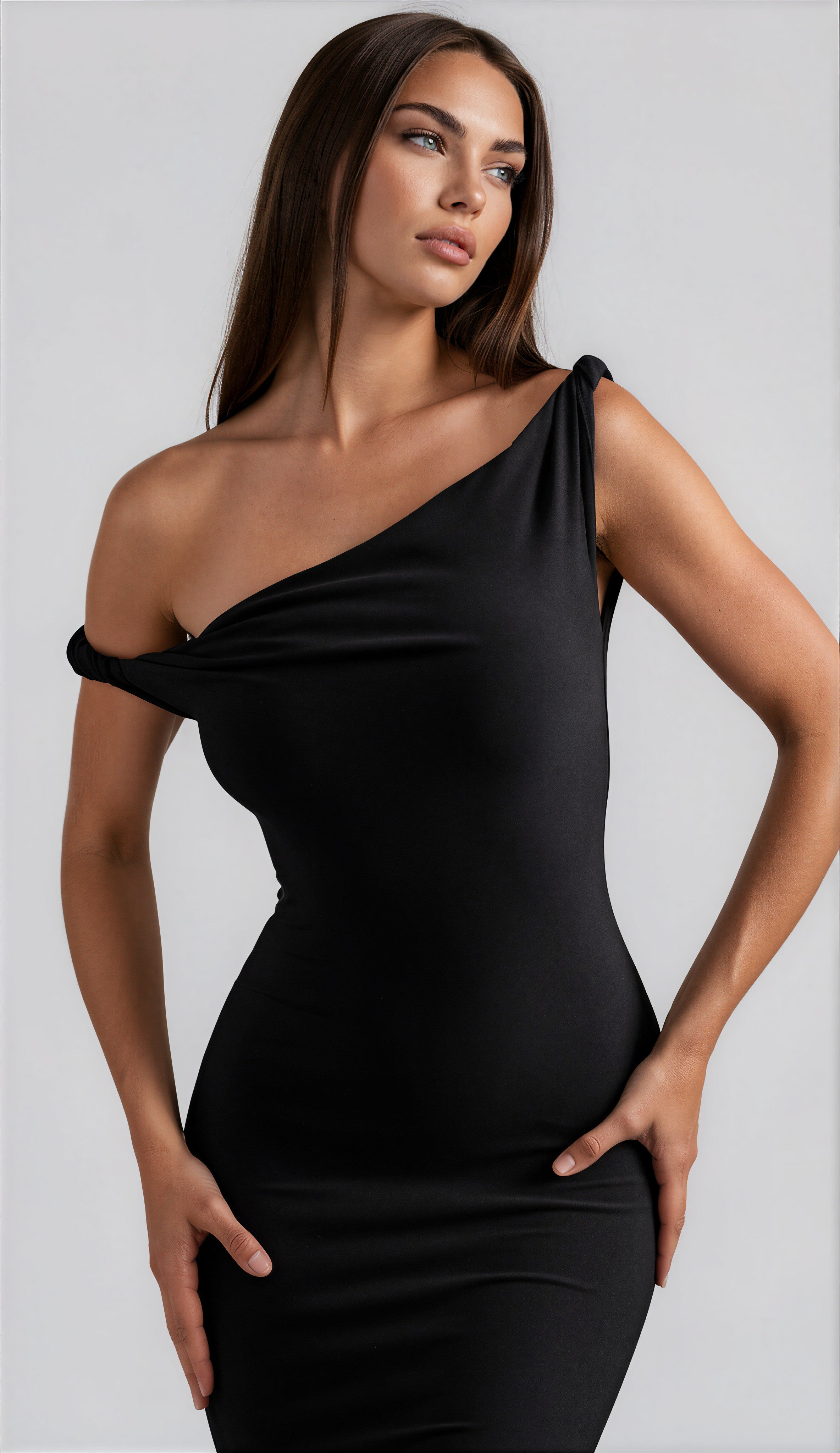Damen Maxikleid Schwarz – Asymmetrischer Schnitt mit Twist-Detail, elegantes Abendkleid