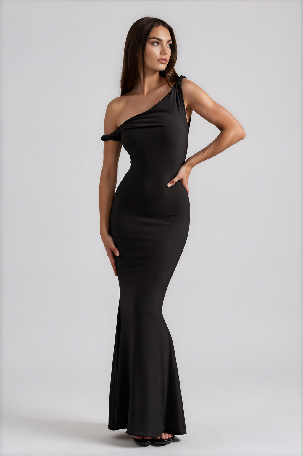 Damen Maxikleid Schwarz – Asymmetrischer Schnitt mit Twist-Detail, elegantes Abendkleid