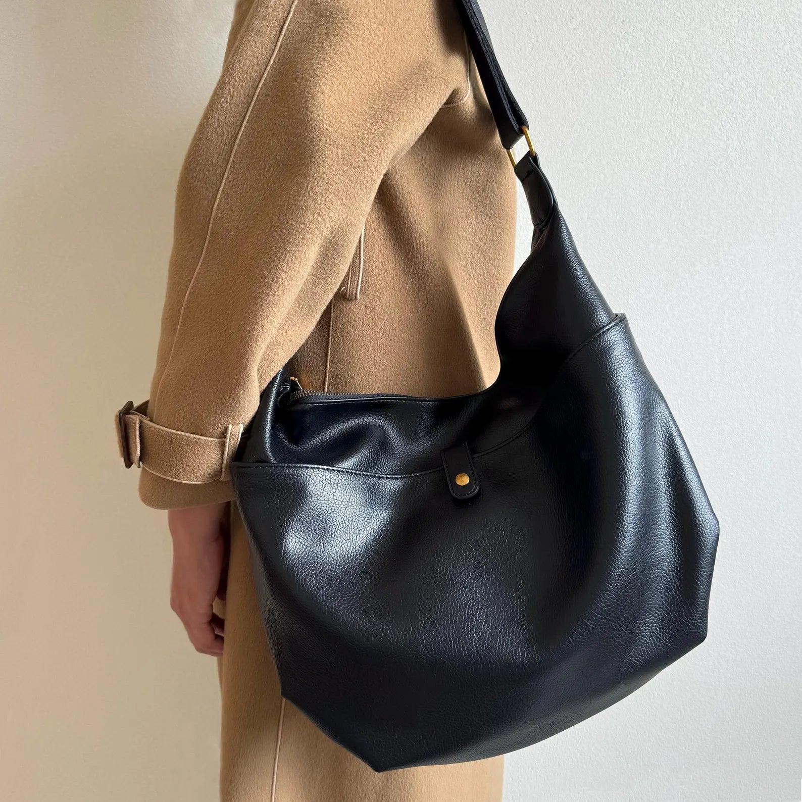 Raven - Midnight Grace – Schwarze Leder-Schultertasche für Damen