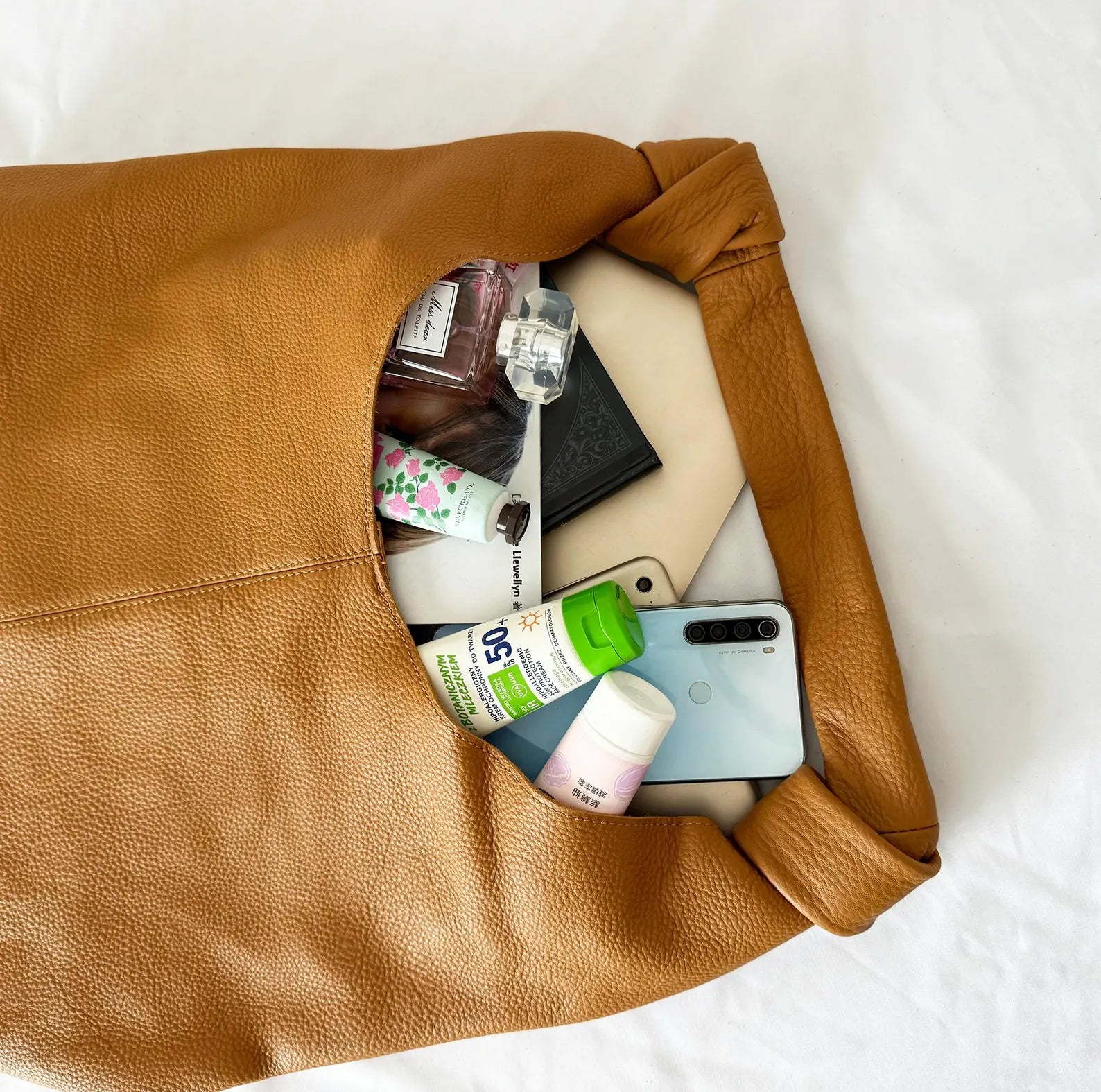 Madison - Cognac Classic – Edle Schultertasche aus Echtleder